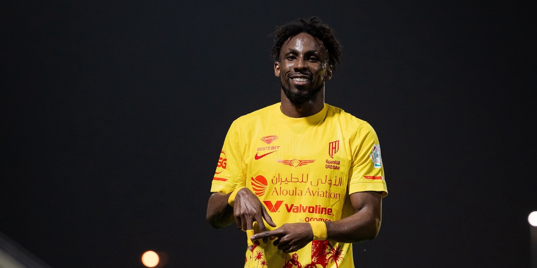 Julián Quiñones festeja uno de sus dos goles en el triunfo del Al Qadisiya sobre el Al Kholood.