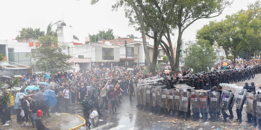 La imagen muestra un aspecto de los disturbios durante la manifestación por la mala calidad del agua en Guadalajara, Jalisco, el 11 de octubre de 2026