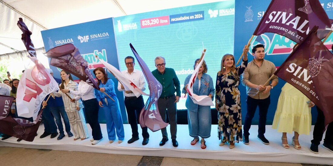 El gobernador Rubén Rocha Moya (c.), ayer, en Culiacán.