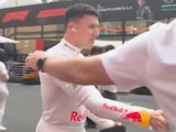 Isack Hadjar empujó a un aficionado en el paddock.