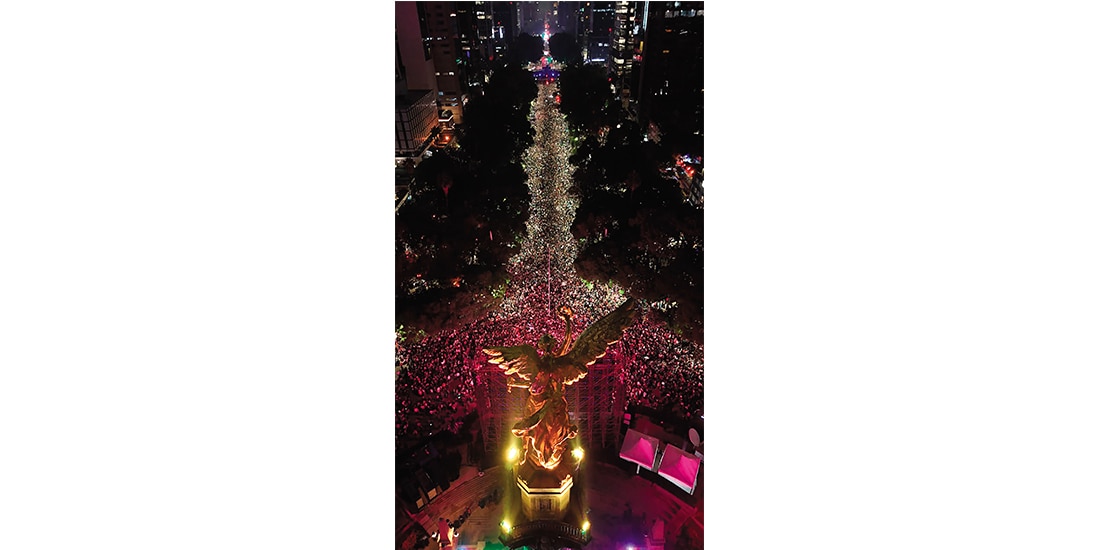 MILES DE PERSONAS en Paseo de la Reforma celebraron la victoria del martes