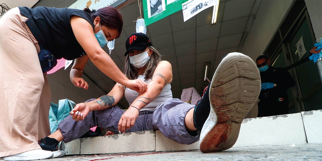 SANDRA ALONSO
al desangrarse
frente a la fiscalía,
el 21 de mayo.