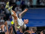 Toni Kroos es cargado por sus compañeros del Real Madrid después del partido contra el Betis en el Estadio Santiago Bernabéu.