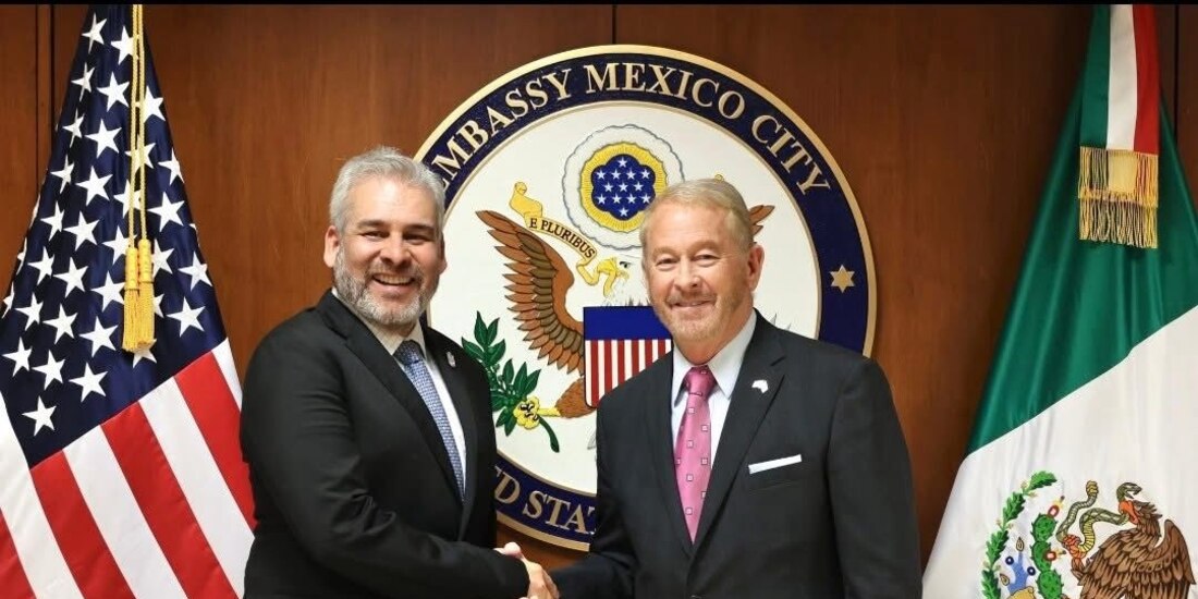 El Gobernador de Michoacán y el diplomático.