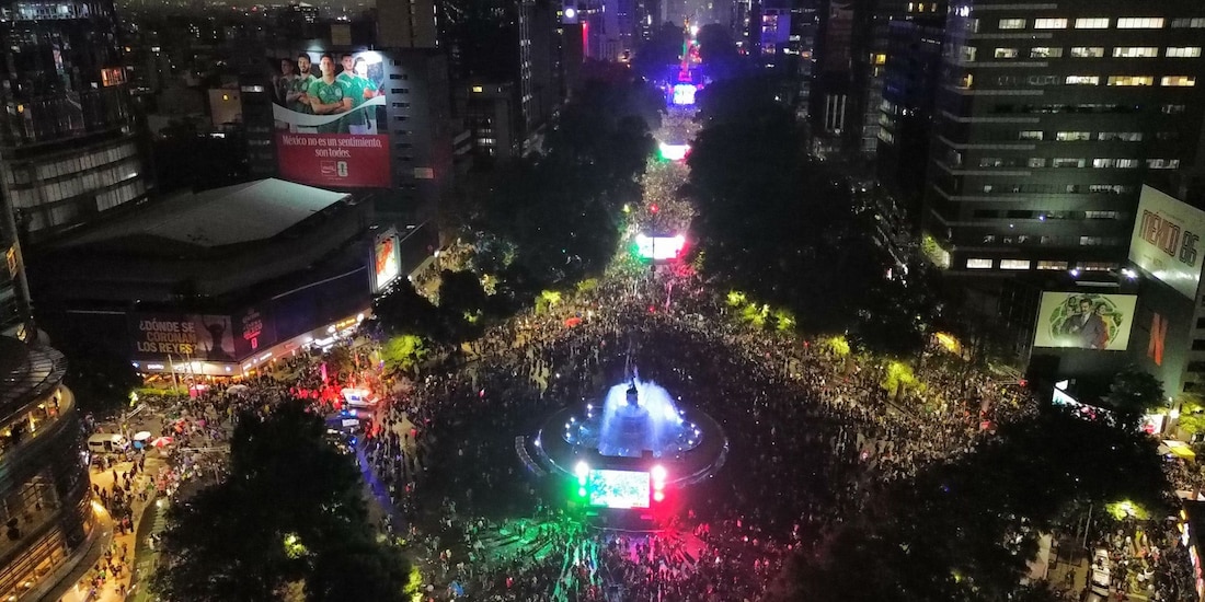 Miles de aficionados celebran en CDMX el triunfo de la México ante Ecuador, el 30 de junio de 2026.