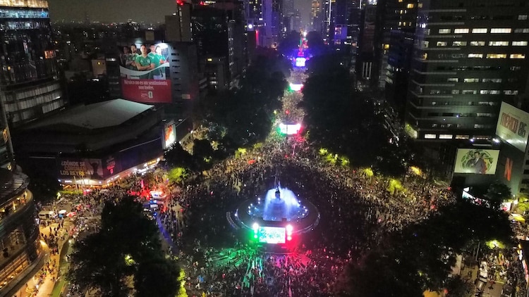 Miles de aficionados celebraron en CDMX el triunfo de la México ante Ecuador, el 30 de junio de 2026.