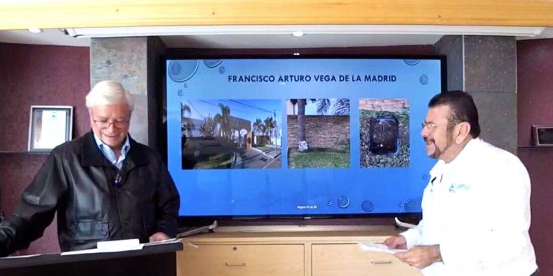 El ingeniero Manuel García (der.) presenta ante el gobernador Jaime Bonilla datos de deudores de agua.