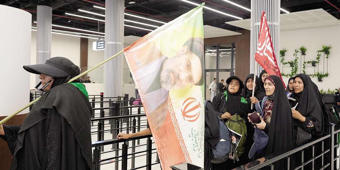 Peregrinos chiítas iraníes cruzan a Irak después de ataques de EU en Basora, Irak, ayer.