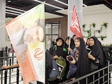 Peregrinos chiítas iraníes cruzan a Irak después de ataques de EU en Basora, Irak, ayer.