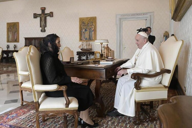 Beatriz Gutiérrez Müller junto al Papa Francisco