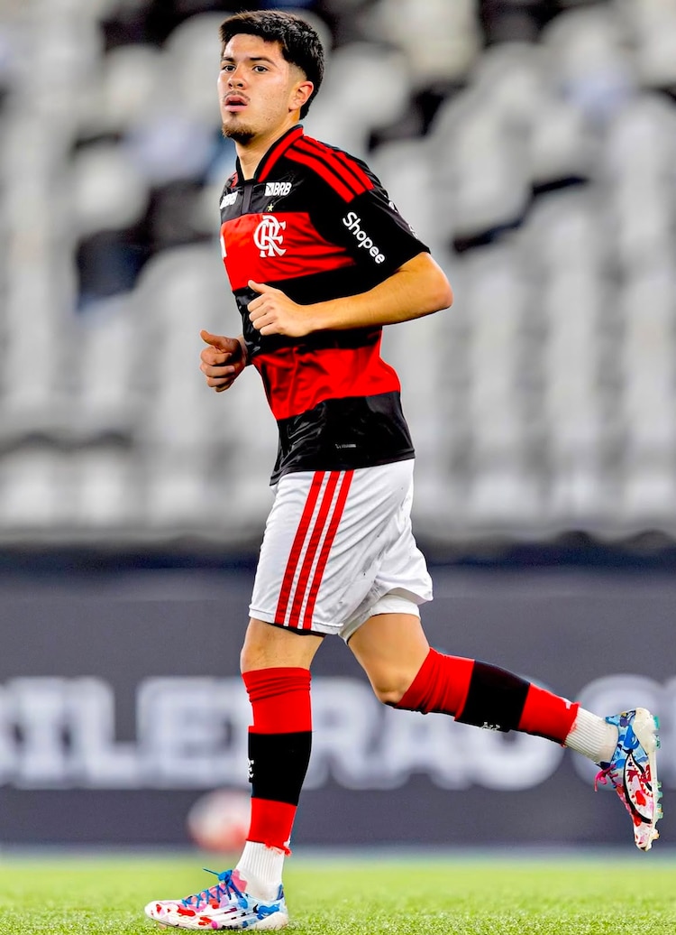 Diego Reyes en un partido con el Flamengo.