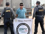 ELEMENTOS de la SSPC, al custodiar al detenido y la unidad, ayer.