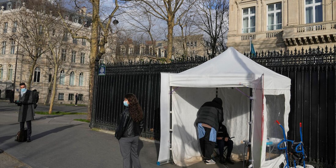 Pese a Ómicron, reportan baja afluencia en sitios de pruebas Covid en Francia.