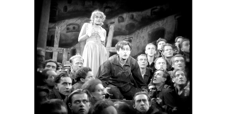 María (Brigitte Helm) habla a los obreros de la ciudad subterránea en una de las secuencias más recordadas de la película.