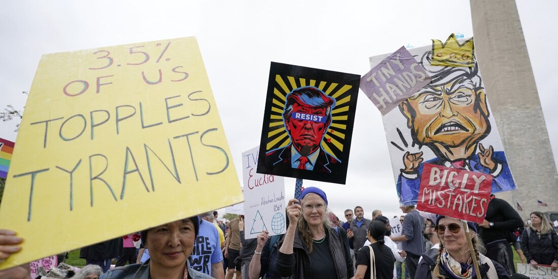 Manifestantes protestan contra el presidente Donald Trump en el Monumento a Washington, el 5 de abril.