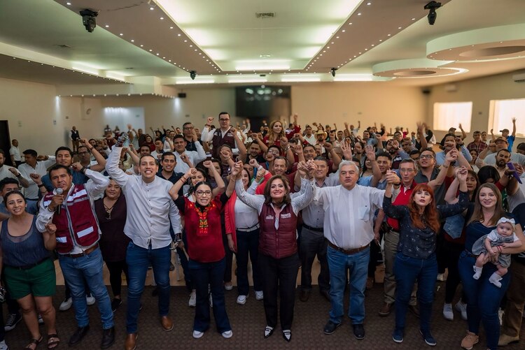La morenista Alma Alcaraz Hernández (centro), ayer, con su equipo de campaña.