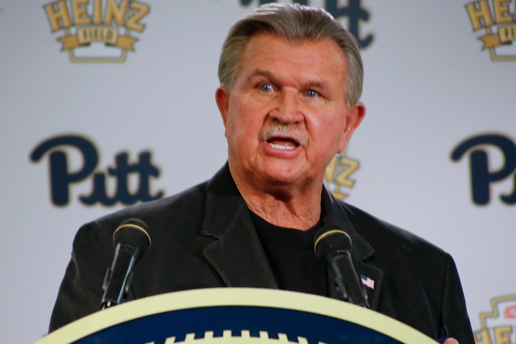 Mike Ditka durante una rueda de prensa previo a un juego de la NCAAA, el 7 de noviembre de 2015.