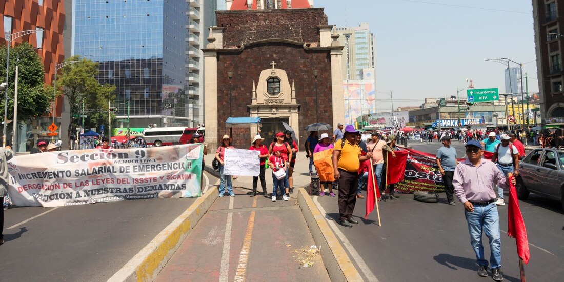 Maestros de la CNTE en manifestación.