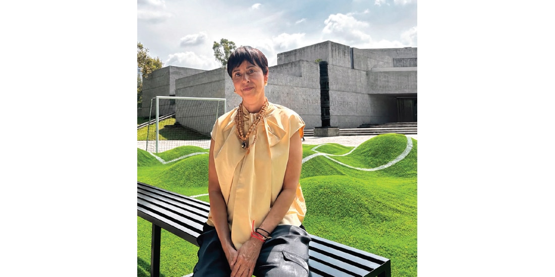 la creadora Priscilla Monge, ayer en la instalación, afuera del Museo Tamayo.