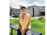 la creadora Priscilla Monge, ayer en la instalación, afuera del Museo Tamayo.