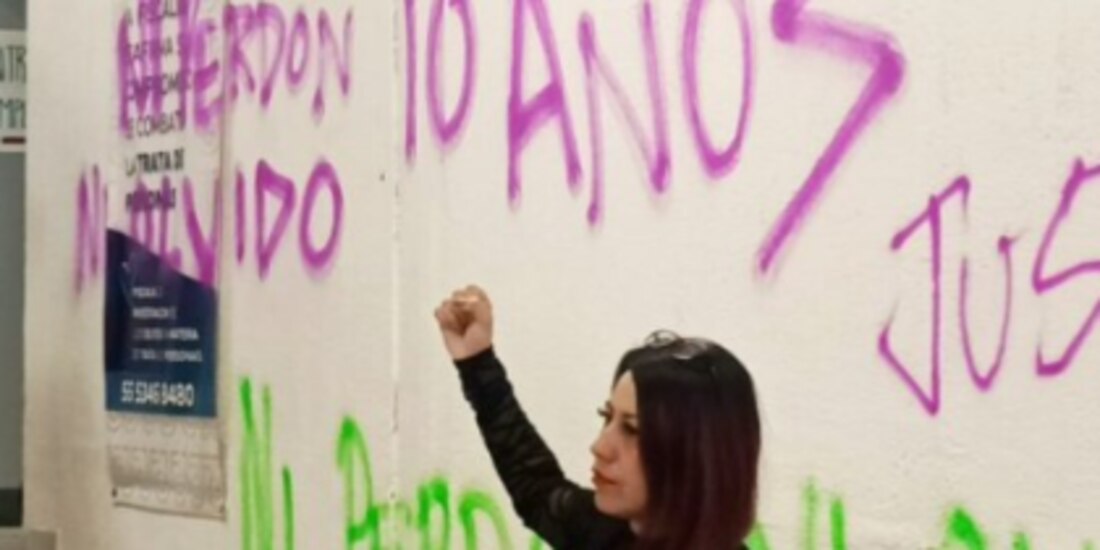 Patricia Espinoza, ayer, en las instalaciones de la Fiscalía capitalina, donde con otras personas hizo pintas para exigir justicia por el caso Narvarte.