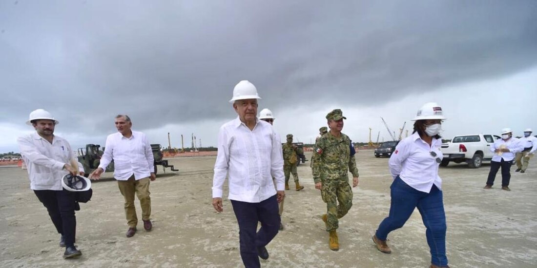El mandatario (al centro) encabeza la evaluación de trabajos de la refinería en Tabasco, ayer.