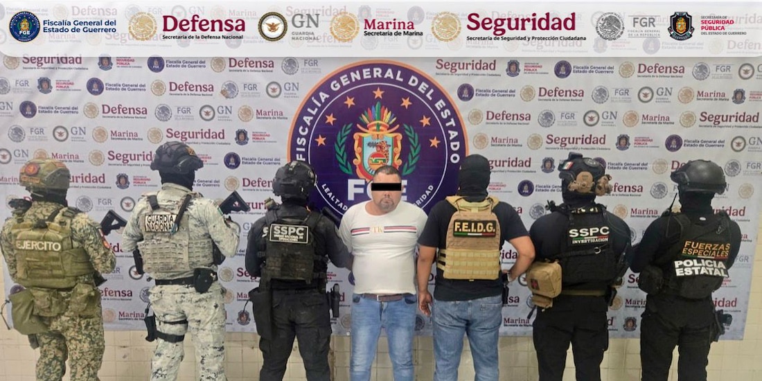 Presentación del detenido por parte de las autoridades.