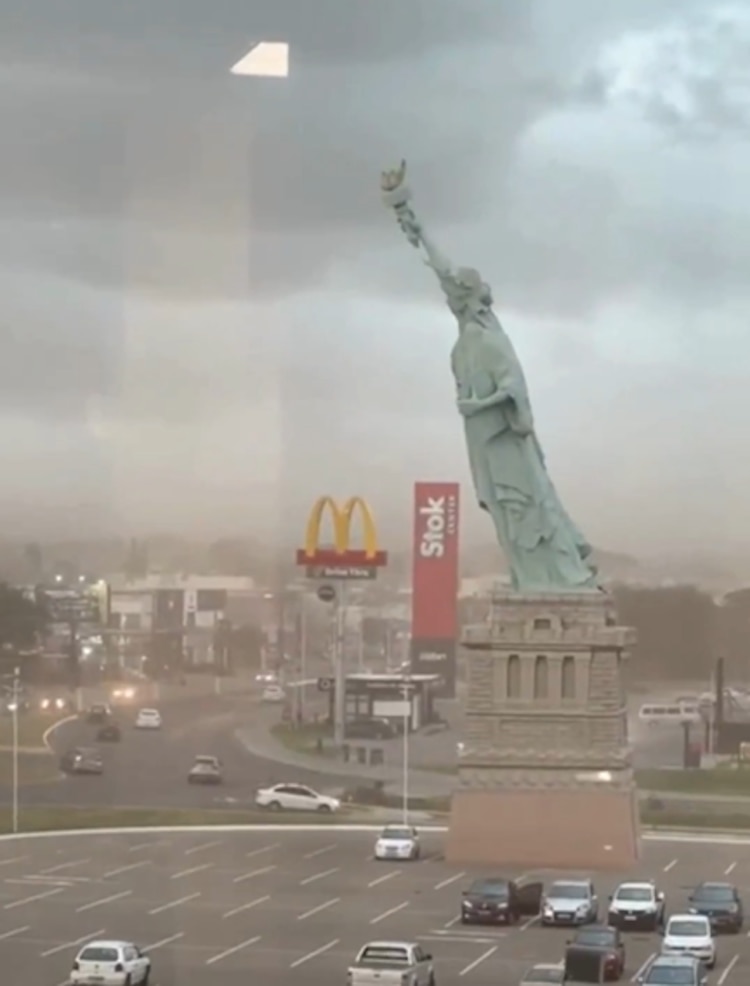 Réplica de la estatua de la Libertad en Brasil