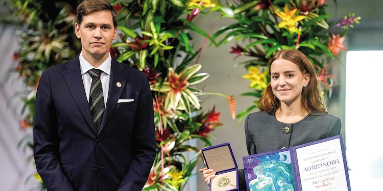 La hija de María Corina Machado recibe el galardón del Premio Nobel de la Paz 2025, ayer.