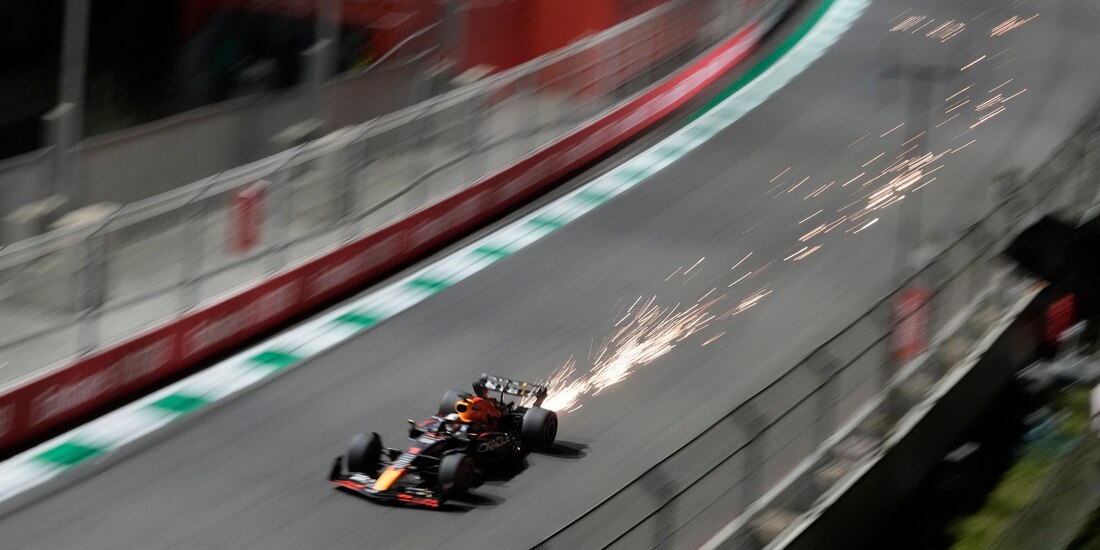 Max Verstappen en su Red Bull durante la clasificación del Gran Premio de Arabia Saudita de F1.