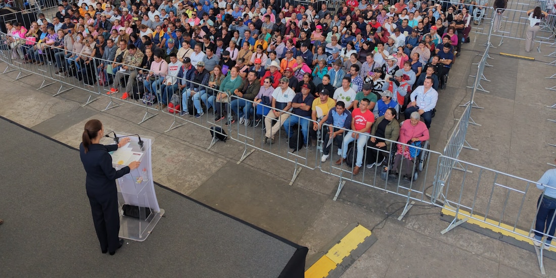 Claudia Sheinbaum durante la entrega de apoyos económicos para familias afectadas en Pachuca, Hidalgo.