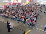 Claudia Sheinbaum durante la entrega de apoyos económicos para familias afectadas en Pachuca, Hidalgo.