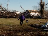 Tras el tornado en Kentuchy, Estados Unidos, el perro Nala se reencontro con su dueña entre los escombros de su casa.