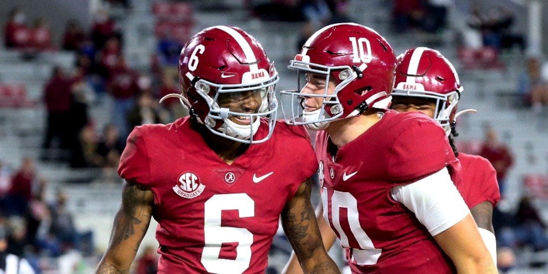 Jugadores de Alabama celebran una jugada en la NCAA