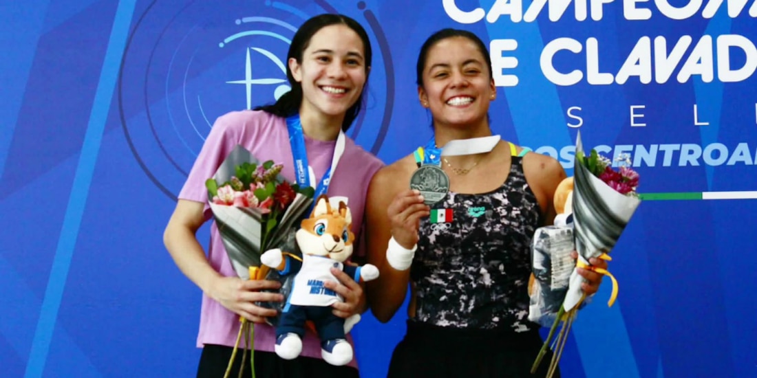 Alejandra Estudillo recibiendo una medalla.