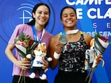 Alejandra Estudillo recibiendo una medalla.