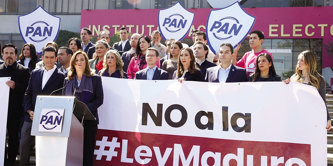 Dirigentes y legisladores del PAN, ayer, en un acto político afuera de la sede del INE.