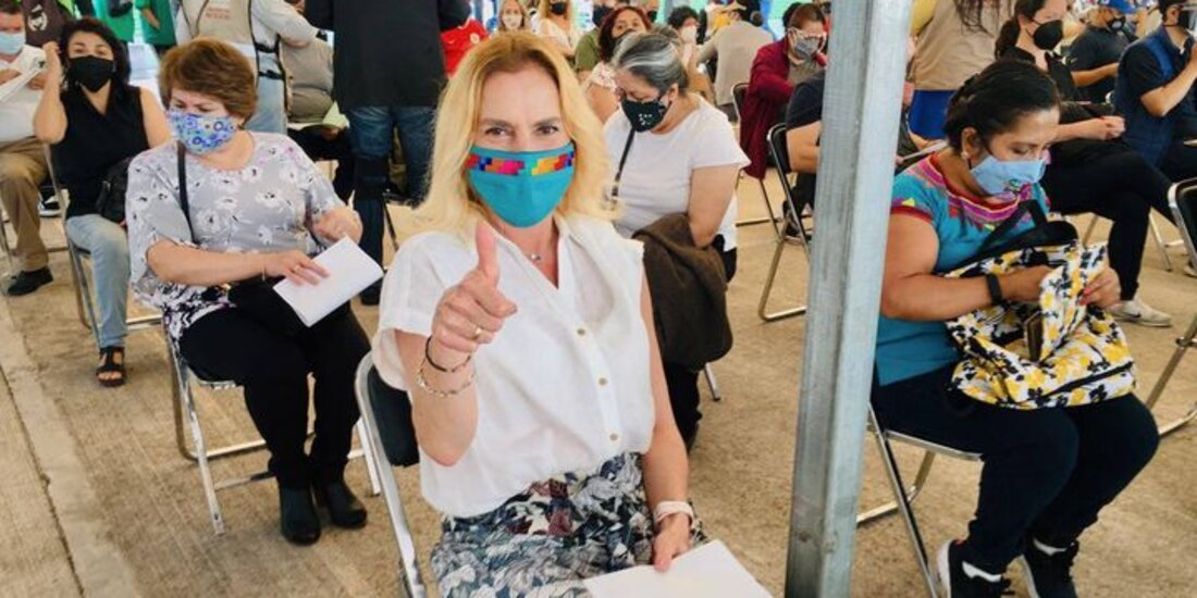 Beatriz Gutiérrez se vacuna contra COVID-19