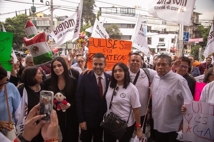 Al centro, Ulises Mejía Haro.