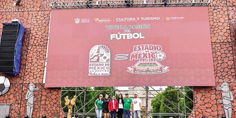 Turistas visitan la capital del Edomex, ayer.