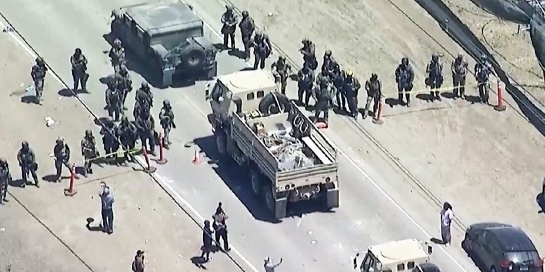 Vista aérea de un convoy militar durante una redada contra migrantes
en una instalación agrícola en Camarillo, California, ayer.