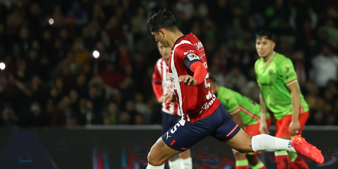 Víctor Guzmán se estrenó como goleador de Chivas en el triunfo sobre FC Juárez.