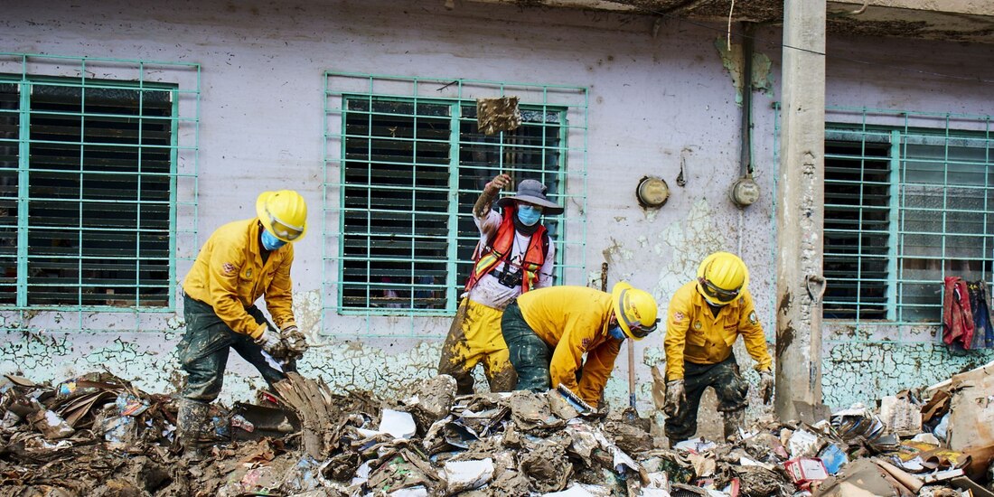 Aún no hallan a 14 tras lluvias en La Huasteca. En la imagen, labores de limpieza y remoción de escombros