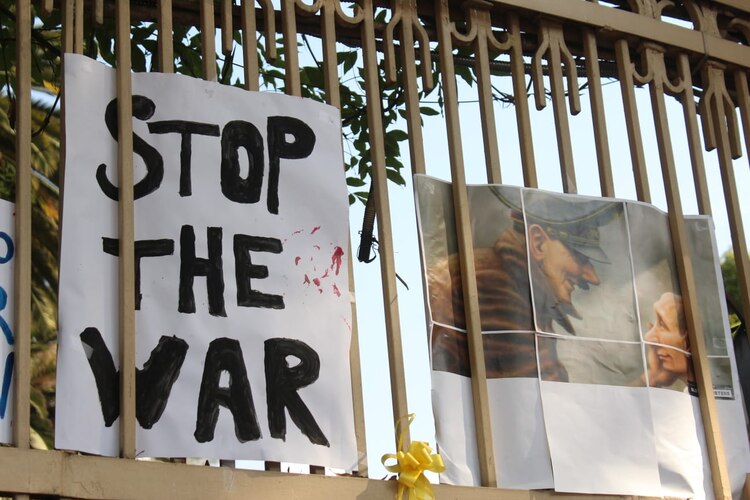 “Stop the war” (Detengan la guerra), pide la comunidad ucraniana en México frente a la embajada rusa.