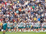 Jugadores americanistas, en un entrenamiento con su afición.