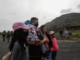 Turistas mexicanos visitan Teotihuacán en reapertura