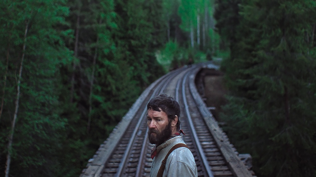 Joel Edgerton da vida a Robert Grainier, el hombre que habita el silencio de las montañas.