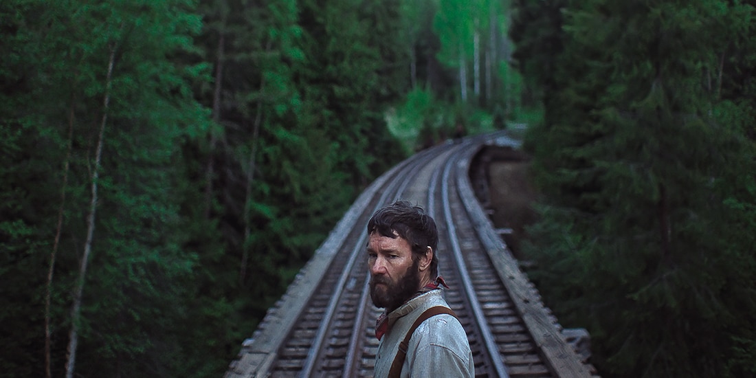 Joel Edgerton da vida a Robert Grainier, el hombre que habita el silencio de las montañas.
