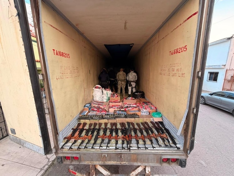 Autoridades aseguraron un arsenal durante un operativo en Mazatlán.