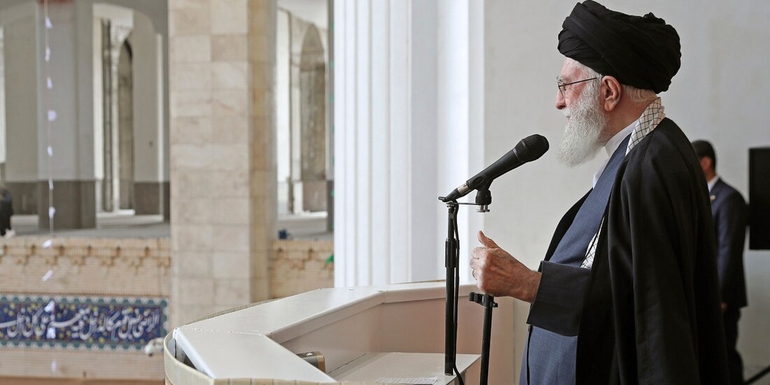 En esta imagen publicada por el sitio web oficial de la oficina del líder supremo de Irán, el ayatolá Alí Jamenei ofrece un discurso durante una ceremonia religiosa por el Eid al-Fitr, que marca el final del Ramadán